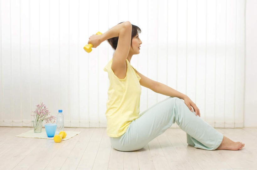 东方人,一个人,坐,举,横图,室内,白天,侧面,锻炼,运动,植物,地板,杯子,哑铃,亚洲,仅一个年轻女性,仅一个女性,仅一个人,装饰,木制,盆栽,塑料,墙,盆景,地面,黄种人,饮用水,运动器械,木地板,墙壁,墙面,一个,黄色,蓝色,绿色,白色,自然,木制品,瓶子,塑料制品,垫子,托,健身器械,塑料瓶,生长,单个,成长,塑料杯,华丽,修饰,点缀,一瓶,健身器材,衬托,美观,雅致,雅观,体育,年轻女性,女人,女性,亚洲人,举起,举手,举着,向上举,向上伸,向上托,坐着,彩图,全身,健身,运动器材