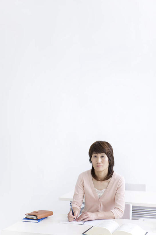 东方人,一个人,办公室,坐,竖图,俯视,室内,白天,家具,桌子,椅子,亚洲,仅一个女性,仅一个人,一张,握,笔,纸,办公桌,木椅,办公用品,记事本,拿,拿着,注视,黄种人,文具,红色,蓝色,白色,本子,笔记本,学习用品,观察,看,仅一个中年女性,握着,观看,两本,文具用品,察看,关注,办公家具,女人,女性,中年女性,亚洲人,坐着,半身,彩图,高角度拍摄