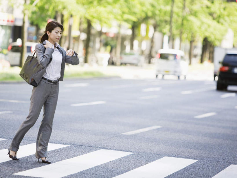 东方人,背,一个人,商务人士,商务女性,走,横图,俯视,室外,白天,植物,道路,路,公路,汽车,亚洲,仅一个年轻女性,仅一个女性,仅一个人,两辆,许多,阴影,套装,时间,光线,包,皮包,时钟,手表,影子,交通,计时,注视,黄种人,车,树,树木,绿色,白色,黑色,阳光,自然,钟表,交通工具,轿车,背着,观察,看,表,生长,成长,观看,单肩包,腕表,察看,关注,载具,商务装,工薪阶层,年轻女性,女人,女性,亚洲人,白领,上班族,钟,马路,步行,走路,彩图,高角度拍摄,全身