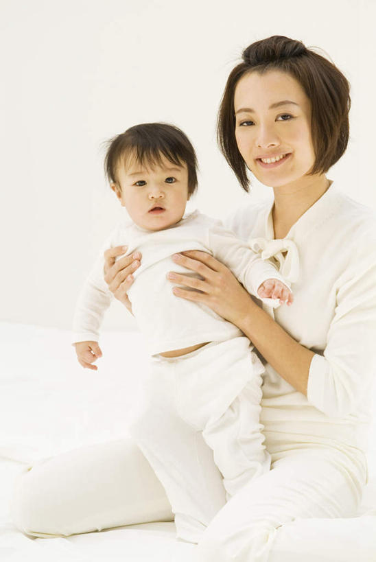 东方人,婴儿,儿童,两个人,母亲,儿子,坐,抱,竖图,室外,白天,正面,纯洁,亚洲,黄种人,小孩,衣服,白色,母子,可爱,母爱,活泼,抱着,搂着,宝宝,纯真,烂漫,无邪,伶俐,天真,年轻女性,亚洲人,孩子,怀抱,搂,搂抱,相抱,拥抱,坐着,半身,彩图