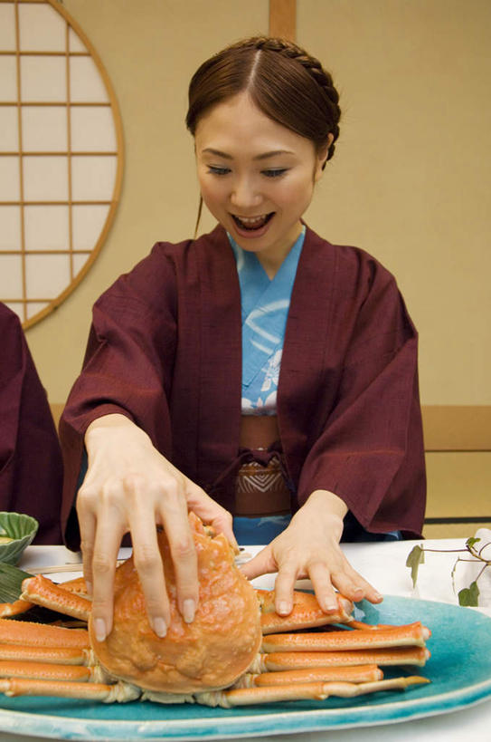 东方人,坐,笑,微笑,露齿笑,竖图,俯视,室内,白天,民族服装,烹饪,亚洲,和服,皇后蟹,盘,日本料理,料理,食品,黄种人,菜肴,美食,食物,红色,蓝色,盘子,日式料理,日式,服饰,佳肴,皮匠蟹,雪蟹,吴服,唐草,唐花,唐锦,亚洲人,坐着,半身,彩图,高角度拍摄,传统服装,民俗服,饭店