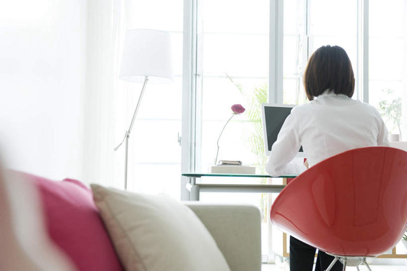 东方人,背部,一个人,坐,横图,室外,白天,爱情,幸福,纯洁,热情,电脑,显示器,鼠标,键盘,窗户,靠垫,落地窗,沙发,台灯,玫瑰,椅子,照明,亚洲,仅一个年轻女性,仅一个女性,仅一个人,盛开,网络,灯光,玫瑰花,靠枕,浪漫,花蕾,注视,黄种人,输入设备,通讯设备,玻璃窗,灯,花,花瓣,花朵,鲜花,两个,一朵,红色,白色,抱枕,灯具,枕头,花苞,花蕊,观察,看,温暖,温馨,台式电脑,恩爱,观看,照亮,和睦,察看,照明设备,关注,通信设备,感动,布艺沙发,输出设备,球椅,太空椅,鸡蛋椅,尊敬,天真,刺玫花,徘徊花,年轻女性,女人,女性,亚洲人,坐着,半身,彩图,融洽