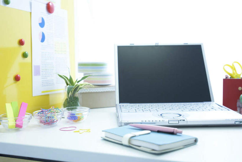 无人,办公室,横图,室内,白天,正面,电脑,笔记本电脑,植物,家具,桌子,笔筒,五个,一本,一张,许多,修剪,装饰,透明,网络,笔,材料,档案,工具,罐子,剪刀,盆栽,文件,办公桌,办公用品,记事本,盆景,通讯设备,文具,三个,一个,粉色,黄色,红色,蓝色,绿色,白色,自然,本子,笔记本,学习用品,资料,生长,单个,成长,吸铁石,裁剪,华丽,修饰,一台,文具用品,点缀,一支,剪子,无线,剪裁,切割,文档,通信设备,无线网络,无线上网,便携式电脑,办公家具,衬托,美观,雅致,雅观,手提电脑,彩图