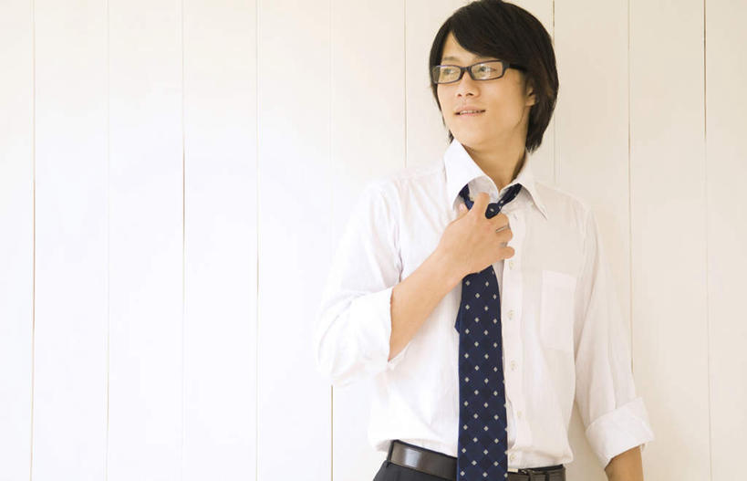 东方人,一个人,站,笑,摸,微笑,露齿笑,横图,室内,白天,白色背景,正面,亚洲,仅一个男性,仅一个人,戴,抚摸,眼镜,领带,黄种人,仅一个年轻男性,站着,摄影,影棚,戴着,象征,庄重,身份,近视眼镜,正式,地位,男人,男性,年轻男性,亚洲人,触摸,接触,站立,半身,彩图,影棚拍摄,拍摄