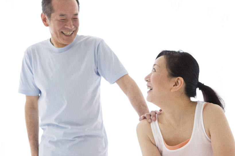 东方人,肩,两个人,夫妻,站,坐,笑,摸,微笑,露齿笑,横图,室内,白天,白色背景,正面,运动服,爱情,亚洲,浪漫,黄种人,蓝色,白色,站着,恩爱,恋人,老年男性,老年女性,男人,男性,女人,女性,亚洲人,夫妇,情侣,触摸,接触,站立,坐着,半身,彩图,伴侣