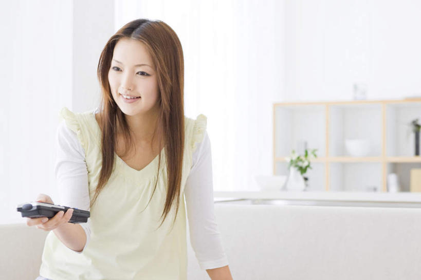 东方人,一个人,坐,笑,微笑,露齿笑,横图,室内,白天,正面,植物,餐桌,柜子,沙发,桌子,亚洲,仅一个年轻女性,仅一个女性,仅一个人,装饰,盆栽,盆景,拿,拿着,注视,黄种人,一个,绿色,白色,自然,橱柜,遥控器,观察,看,生长,单个,成长,餐台,观看,点击,华丽,修饰,敲击,点缀,察看,关注,布艺沙发,衬托,美观,雅致,雅观,按键,年轻女性,女人,女性,亚洲人,坐着,半身,彩图