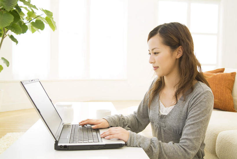 东方人,一个人,坐,横图,室内,白天,正面,电脑,笔记本电脑,窗帘,靠垫,沙发,桌子,叶子,亚洲,仅一个年轻女性,仅一个女性,仅一个人,敲打,装饰,网络,绿叶,靠枕,注视,黄种人,输入,通讯设备,两个,黄色,白色,抱枕,枕头,打字,观察,看,嫩叶,观看,点击,华丽,修饰,一台,敲击,点缀,察看,无线,关注,通信设备,无线网络,布艺沙发,无线上网,便携式电脑,衬托,美观,雅致,雅观,按键,手提电脑,年轻女性,女人,女性,亚洲人,叶,叶片,坐着,半身,彩图