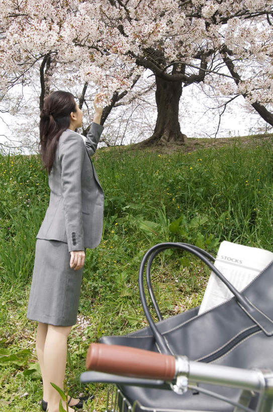 东方人,一个人,商务人士,商务女性,站,摸,竖图,室外,白天,仰视,草地,草坪,植物,自行车,报纸,亚洲,仅一个年轻女性,仅一个女性,仅一个人,抚摸,套装,信息,英文,包,标志,皮包,文字,字符,字母,樱花树,黄种人,标识,车,脚踏车,草,树,树木,蓝色,绿色,黑色,蓝天,天空,自然,交通工具,天,站着,生长,晴朗,成长,英文字母,新闻,一份,单肩包,载具,商务装,工薪阶层,万里无云,年轻女性,女人,女性,亚洲人,白领,上班族,晴空,晴空万里,触摸,接触,站立,彩图,低角度拍摄,全身,报刊