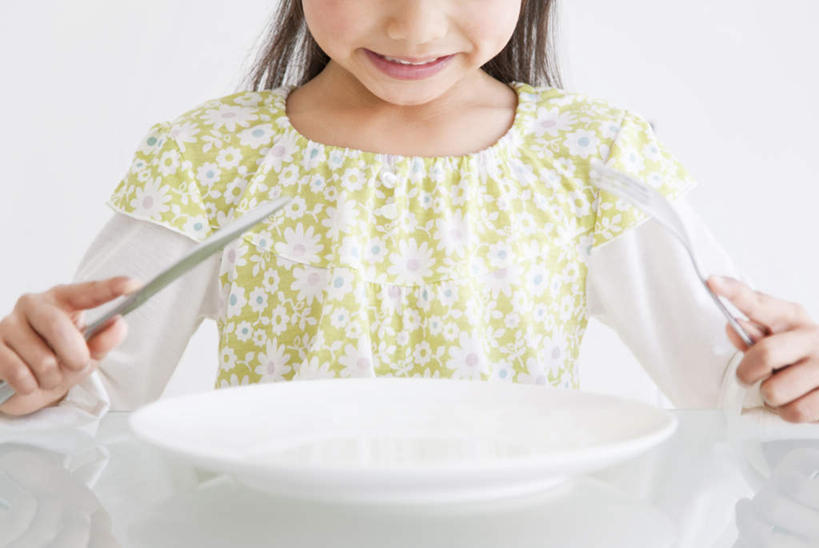 东方人,儿童,一个人,坐,笑,微笑,露齿笑,横图,俯视,室内,白天,纯洁,桌子,亚洲,仅一个女性,仅一个人,一把,握,叉,拿,拿着,黄种人,一个,小孩,白色,盘子,刀,仅一个小孩,可爱,童年,童趣,握着,单个,童真,烂漫,无邪,天真,女孩,女人,女性,亚洲人,孩子,坐着,半身,彩图,高角度拍摄,女生