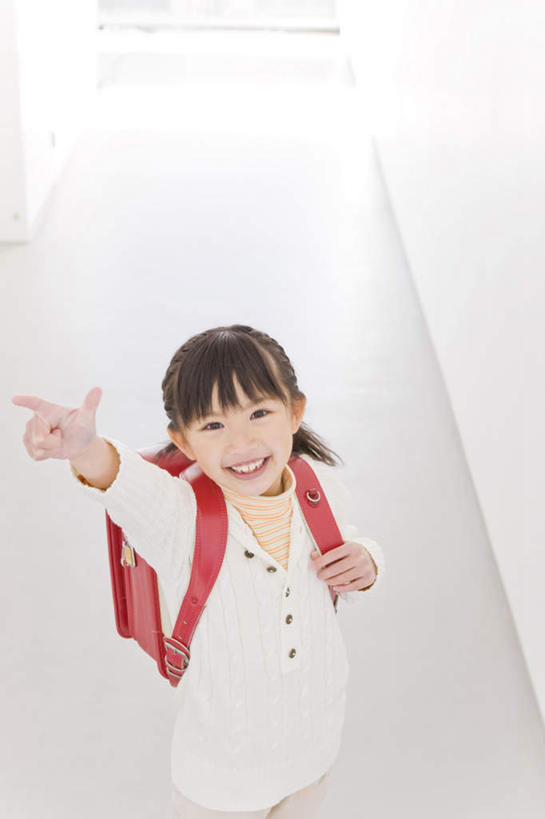 东方人,儿童,一个人,站,笑,微笑,露齿笑,竖图,俯视,室内,白天,快乐,兴奋,骄傲,成功,胜利,地板,亚洲,仅一个女性,仅一个人,墙,地面,黄种人,木地板,墙壁,墙面,小孩,白色,手势,站着,仅一个小孩,自信,女孩,女人,女性,亚洲人,孩子,抬头,仰头,站立,半身,彩图,高角度拍摄,欢乐,开心,女生