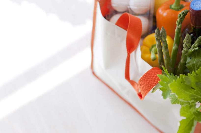 无人,横图,俯视,室内,白天,购物,消费,辣椒,芦笋,蔬菜,袋子,许多,阴影,新鲜,光线,包装袋,手提袋,影子,生菜,莴苣,蛋,鸡蛋,食品,购物袋,五根,食物,两个,黄色,绿色,白色,阳光,四个,橙色,金融,有机食品,绿色食品,购买,贸易,彩椒,辣角,红海椒,大椒,辣虎,广椒,春菜,鹅仔菜,莴仔菜,千金菜,卵,叶用莴苣,猪尾巴,药鸡豆子,甜椒,柿子椒,石刁柏,蚂蚁杆,龙须菜,狼尾巴根,辣子,海椒,番椒,灯笼椒,彩图,高角度拍摄