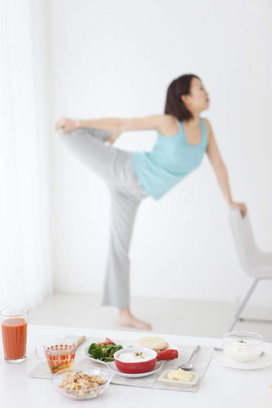 米饭,果汁,东方人,手,腿部,腿,一个人,站,竖图,室内,白天,侧面,锻炼,早餐,瑜伽,运动,餐桌,茶,窗帘,桌子,蔬菜,椅子,亚洲,仅一个年轻女性,仅一个女性,仅一个人,一堆,许多,堆积,新鲜,墙,汤,汉堡,食品,饭,一杯,黄种人,墙壁,墙面,食物,一个,白色,扶,站着,手部,养生,有机食品,绿色食品,单个,餐台,堆,五谷,扶着,拉着,一碗,体育,年轻女性,女人,女性,亚洲人,站立,彩图,全身,健身
