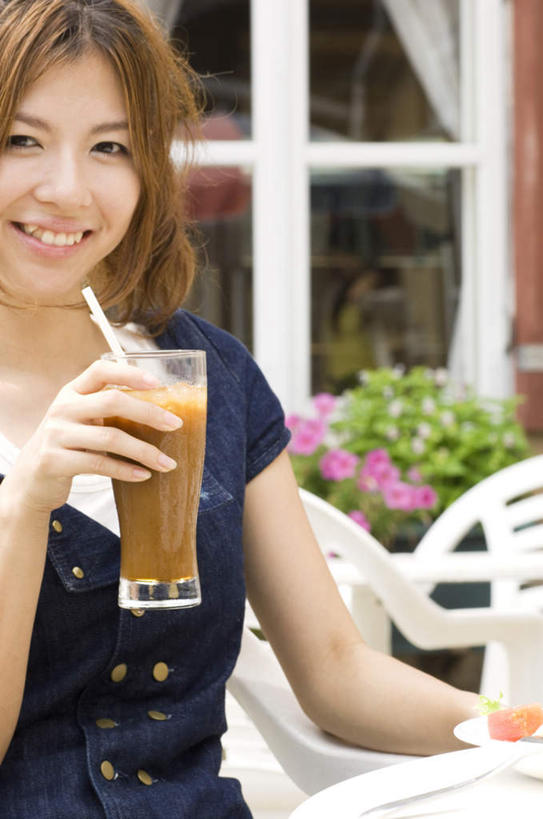 点心,东方人,一个人,坐,笑,微笑,露齿笑,竖图,室外,白天,正面,下午茶,植物,窗户,落地窗,桌子,杯子,餐具,椅子,亚洲,仅一个年轻女性,仅一个女性,仅一个人,一根,一块,握,装饰,碟子,盘,盆栽,塑料,办公桌,奶茶,食品,盆景,一杯,拿,拿着,黄种人,玻璃窗,玻璃制品,食物,糕点,一个,绿色,自然,盘子,水杯,塑料制品,吸管,碟,握着,生长,单个,成长,华丽,修饰,点缀,空心,衬托,美观,雅致,雅观,饮管,年轻女性,女人,女性,亚洲人,玻璃杯,坐着,半身,彩图,蛋糕,圆柱状