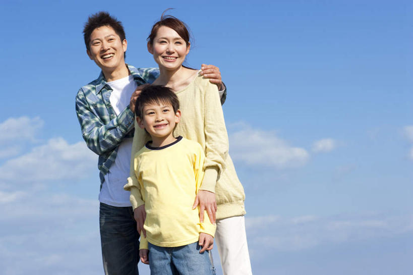 东方人,三个人,家庭,站,抱,笑,摸,微笑,露齿笑,横图,室外,白天,仰视,亚洲,抚摸,云,云朵,云彩,黄种人,肩膀,蓝色,白云,蓝天,天空,天,站着,温暖,温馨,一家人,晴朗,抱着,和睦,搂着,男人,男性,年轻男性,年轻女性,女孩,女人,女性,亚洲人,手臂,晴空,触摸,怀抱,接触,搂,搂抱,相抱,拥抱,站立,半身,彩图,低角度拍摄,融洽