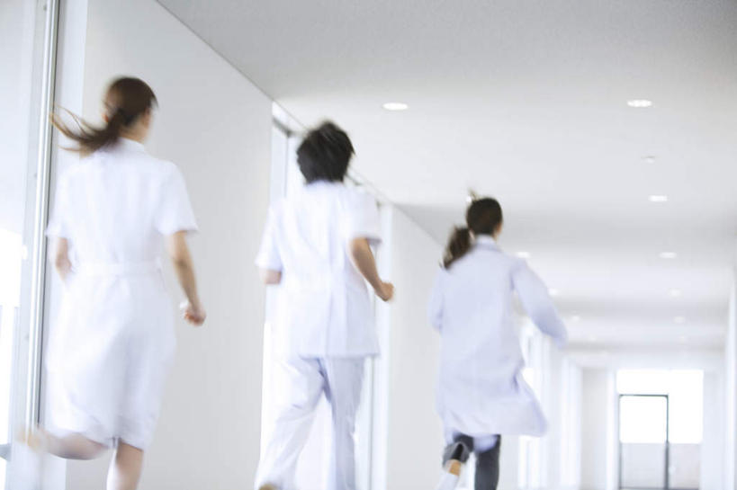 东方人,三个人,同事,医生,护士,医院,跑,横图,室内,白天,仰视,成功,合作,团队,集体,信心,照明,亚洲,走道,走廊,过道,灯光,黄种人,队伍,顶灯,灯,灯具,医护人员,医疗人员,照亮,领导,白衣天使,白大褂,照明设备,成就,合伙,领袖,医疗机构,男人,男性,年轻男性,年轻女性,女人,女性,亚洲人,大夫,跑步,半身,彩图,低角度拍摄,病院,诊所