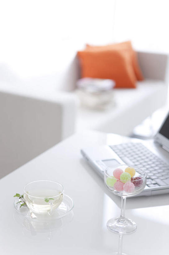 无人,竖图,俯视,室内,特写,白天,电脑,笔记本电脑,茶,靠垫,沙发,桌子,杯子,餐具,许多,朦胧,模糊,透明,网络,碟子,高脚杯,盘,食品,糖,糖果,甜点,甜品,靠枕,一杯,通讯设备,玻璃制品,食物,两个,一个,黄色,红色,绿色,紫色,白色,盘子,酒杯,水杯,抱枕,碟,枕头,甜食,橙色,单个,一台,无线,通信设备,无线网络,布艺沙发,无线上网,便携式电脑,香槟杯,硬糖,手提电脑,玻璃杯,茶杯,彩图,高角度拍摄