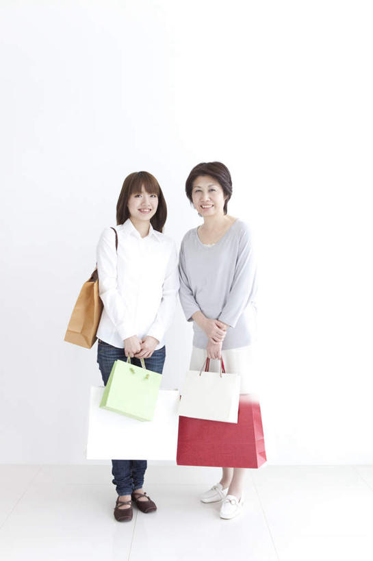 东方人,两个人,家庭,母亲,女儿,站,竖图,室内,白天,白色背景,正面,购物,消费,袋子,亚洲,服装,包装袋,手提袋,购物袋,拿,拿着,休闲装,黄种人,衣服,白色,站着,休闲,温暖,温馨,母女,一家人,休闲服,母爱,金融,摄影,服饰,影棚,和睦,购买,贸易,年轻女性,女人,女性,中年女性,亚洲人,站立,彩图,全身,影棚拍摄,拍摄,融洽