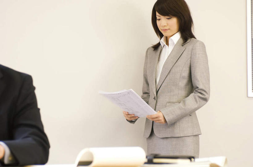 东方人,两个人,同事,商务人士,商务男性,商务女性,办公室,站,坐,横图,室内,白天,正面,衬衫,成功,合作,团队,集体,信心,桌子,亚洲,套装,材料,档案,文件,办公桌,墙,领带,拿,拿着,注视,黄种人,队伍,墙壁,墙面,资料,观察,看,站着,观看,察看,领导,成就,关注,文档,商务装,合伙,领袖,工薪阶层,男人,男性,年轻男性,年轻女性,女人,女性,亚洲人,年轻人,白领,上班族,站立,坐着,半身,彩图,衬衣