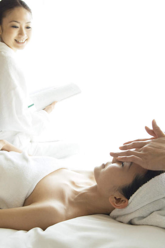 东方人,三个人,按摩师,站,躺,笑,摸,微笑,露齿笑,横图,室内,白天,正面,按摩,美容,窗帘,亚洲,抚摸,护肤,黄种人,站着,保养,享受,休闲,健康,放松,SPA水疗,保健,温泉浴场,养颜,指压,年轻女性,女人,女性,亚洲人,技师,矿泉疗养地,触摸,接触,躺着,站立,半身,彩图,水疗,推拿