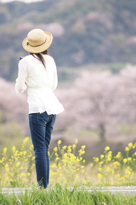 东方人,一个人,站,竖图,室外,白天,衬衫,植物,书籍,亚洲,仅一个年轻女性,仅一个女性,仅一个人,许多,服装,拿,花蕾,拿着,休闲装,黄种人,花瓣,花朵,花卉,鲜花,背面,衣服,黄色,白色,花苞,油菜花,站着,休闲,休闲服,服饰,年轻女性,女人,女性,亚洲人,书,图书,站立,彩图,全身,衬衣,芸苔,芸薹