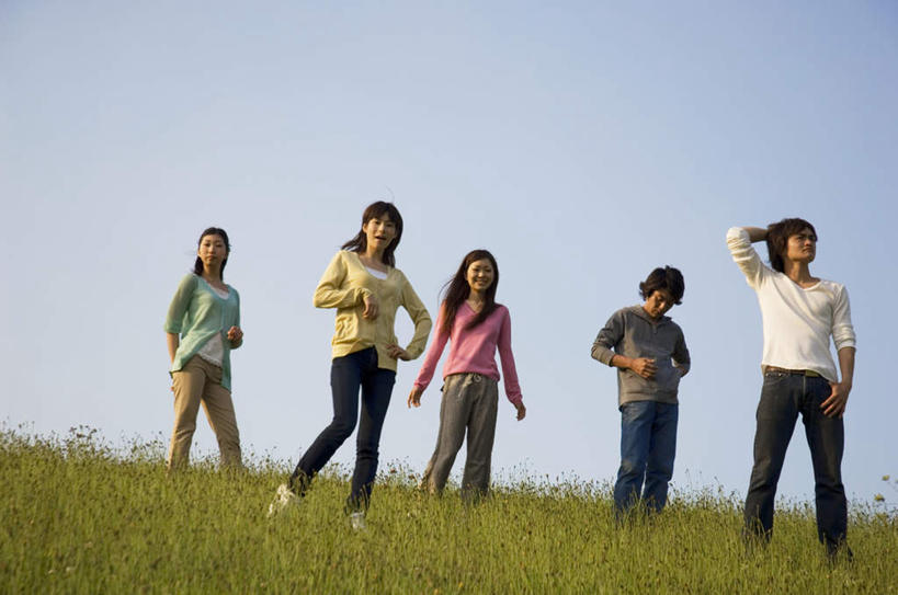 东方人,伙伴,朋友,站,笑,摸,微笑,露齿笑,横图,室外,白天,仰视,友谊,草地,草坪,植物,亚洲,抚摸,服装,云,云朵,许多人,云彩,休闲装,黄种人,草,衣服,黄色,红色,蓝色,绿色,白色,灰色,白云,蓝天,天空,天,站着,一群人,休闲,休闲服,服饰,晴朗,单手抄兜,单手放兜,友情,男人,男性,年轻男性,年轻女性,女人,女性,亚洲人,晴空,插兜,触摸,接触,手插兜,手放口袋,站立,彩图,低角度拍摄,全身,手抄兜