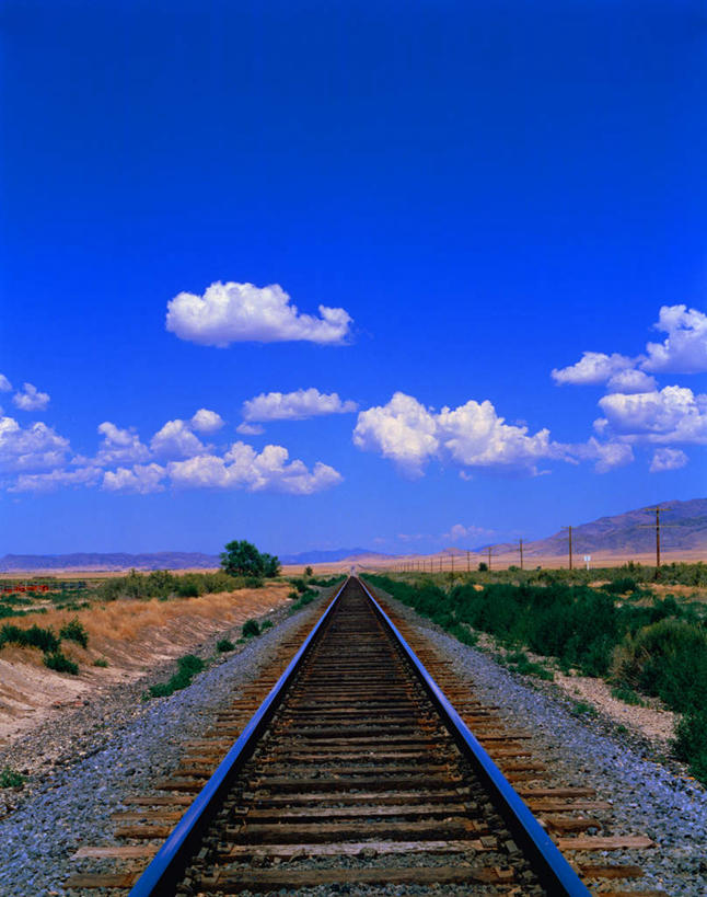 无人,竖图,室外,白天,正面,旅游,度假,草地,草坪,美景,植物,景观,云,云朵,轨道,铁轨,云彩,娱乐,草,蓝色,绿色,白云,蓝天,天空,自然,天,享受,休闲,景色,放松,晴朗,自然风光,晴空,彩图