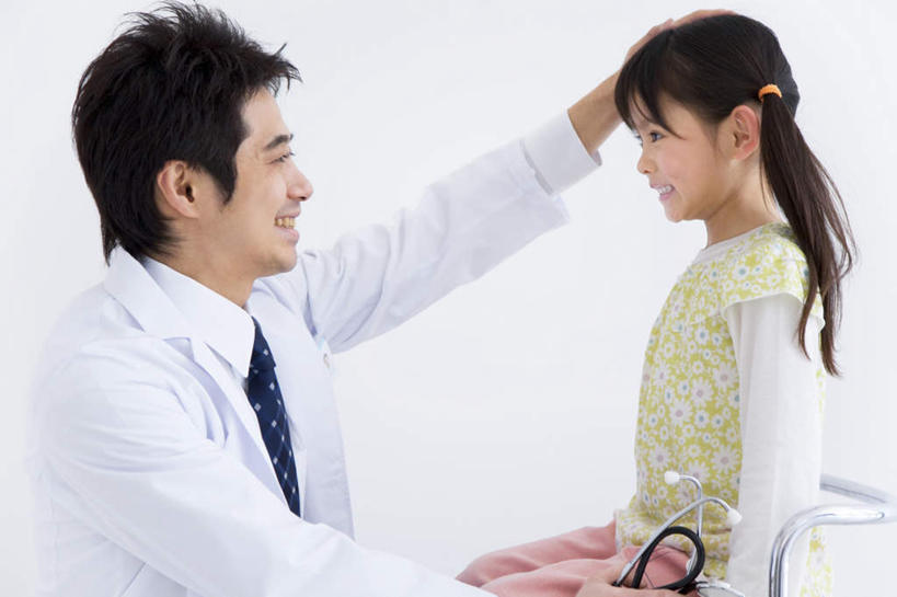 东方人,儿童,两个人,医生,病人,医院,站,坐,摸,横图,室内,白天,正面,纯洁,亚洲,抚摸,墙,黄种人,相视,墙壁,墙面,小孩,站着,医护人员,医疗人员,面对面,可爱,童年,童趣,对视,白大褂,相对,童真,烂漫,无邪,医疗机构,相看,天真,男人,男性,年轻男性,年轻女性,女孩,女人,女性,亚洲人,孩子,大夫,患者,就医者,触摸,接触,站立,坐着,半身,彩图,病院,诊所,女生