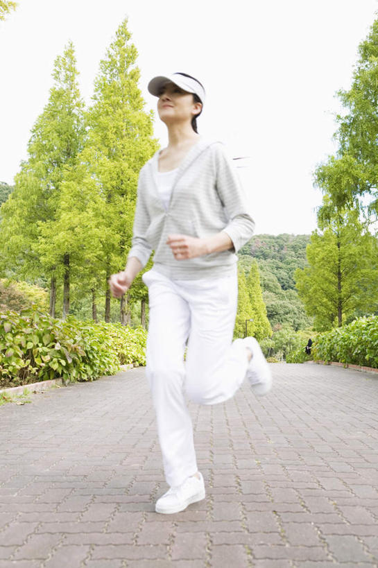 东方人,一个人,跑,竖图,室外,白天,仰视,锻炼,运动,植物,道路,路,公路,帽子,亚洲,仅一个年轻女性,仅一个女性,仅一个人,云,云朵,交通,云彩,黄种人,运动帽,树,树木,蓝色,绿色,白云,蓝天,天空,自然,天,鸭舌帽,生长,晴朗,成长,体育,年轻女性,女人,女性,亚洲人,晴空,马路,跑步,彩图,低角度拍摄,全身,健身