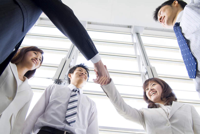 东方人,伙伴,同事,朋友,商务人士,商务男性,商务女性,办公室,站,握手,横图,室内,白天,仰视,衬衫,友谊,成功,合作,团队,集体,信心,窗户,亚洲,套装,领带,许多人,黄种人,队伍,玻璃窗,相视,站着,一群人,面对面,对视,领导,成就,相对,商务装,合伙,领袖,工薪阶层,相看,友情,男人,男性,年轻男性,年轻女性,女人,女性,亚洲人,年轻人,白领,上班族,搀手,拉手,手搀手,手拉手,手牵手,手握手,站立,半身,彩图,低角度拍摄,衬衣