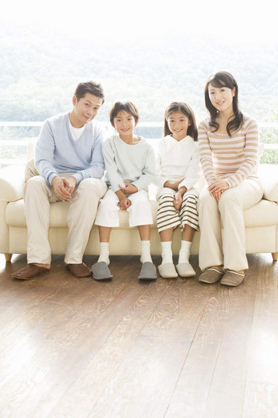 东方人,儿童,四个人,家庭,夫妻,母亲,父亲,女儿,儿子,客厅,坐,笑,微笑,横图,室内,白天,正面,爱情,纯洁,窗户,地板,亚洲,服装,地面,浪漫,休闲装,黄种人,木地板,玻璃窗,小孩,衣服,休闲,温暖,温馨,父女,父子,母女,母子,一家人,休闲服,恩爱,父爱,可爱,母爱,童年,童趣,恋人,服饰,和睦,起居室,童真,烂漫,无邪,天真,男孩,男人,男性,年轻男性,年轻女性,女孩,女人,女性,亚洲人,孩子,年轻人,夫妇,情侣,坐着,彩图,全身,伴侣,融洽,男生,女生