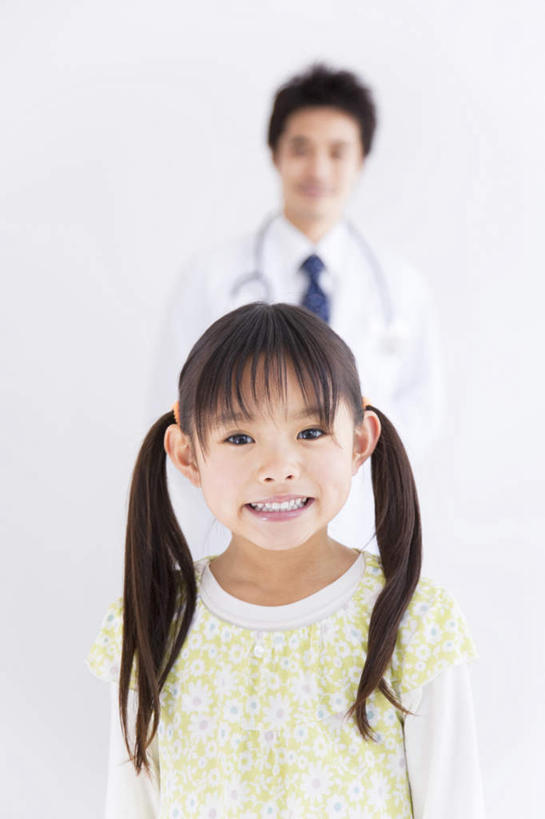 东方人,儿童,两个人,医生,病人,医院,站,笑,微笑,露齿笑,竖图,室内,白天,白色背景,正面,纯洁,亚洲,朦胧,模糊,黄种人,墙壁,墙面,小孩,站着,医护人员,医疗人员,可爱,童年,童趣,摄影,影棚,白大褂,童真,烂漫,无邪,医疗机构,天真,男人,男性,年轻男性,年轻女性,女孩,女人,女性,亚洲人,孩子,大夫,患者,就医者,站立,半身,彩图,影棚拍摄,拍摄,病院,诊所,女生