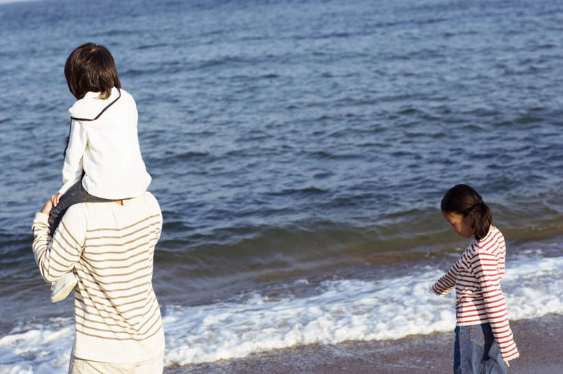 东方人,儿童,三个人,家庭,父亲,女儿,儿子,站,横图,室外,白天,正面,纯洁,海浪,海洋,亚洲,条纹,服装,浪花,休闲装,黄种人,小孩,骑,衣服,黄色,红色,海水,扛,站着,休闲,温暖,温馨,父女,父子,一家人,休闲服,父爱,可爱,童年,童趣,服饰,和睦,海景,童真,烂漫,无邪,扛在肩上,骑在肩上,天真,男孩,男人,男性,年轻男性,女孩,女人,女性,亚洲人,孩子,年轻人,大海,风浪,海,海水的波动,近岸浪,涌浪,站立,半身,彩图,融洽,男生,女生