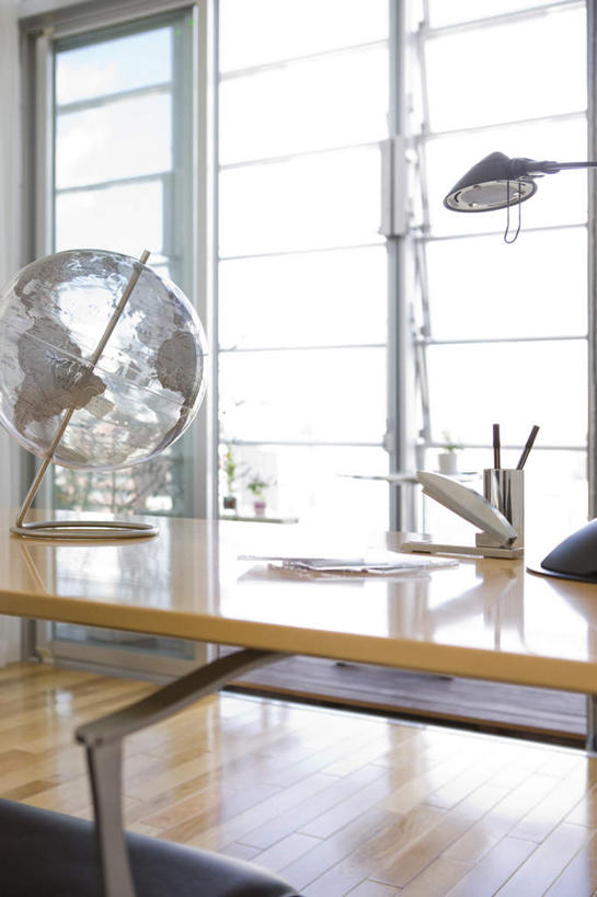 无人,竖图,室内,特写,白天,正面,仪器,海洋,窗户,台灯,桌子,静物,地图,照明,网格,地球仪,线条,世界地图,办公桌,地球,陆地,灯光,全球,玻璃窗,灯,球,一个,白色,经纬线,模型,灯具,球体,地理,国家,单个,照亮,大陆,世界,照明设备,纬线,版图,经线,经纬仪,地理学,彩图,大洋,大洲