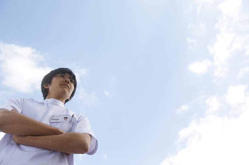 东方人,一个人,站,双手交叉,横图,室外,白天,仰视,亚洲,仅一个男性,仅一个人,云,云朵,云彩,黄种人,仅一个年轻男性,蓝色,白云,蓝天,天空,天,站着,晴朗,双手抱胸,男人,男性,年轻男性,亚洲人,晴空,站立,半身,彩图,低角度拍摄