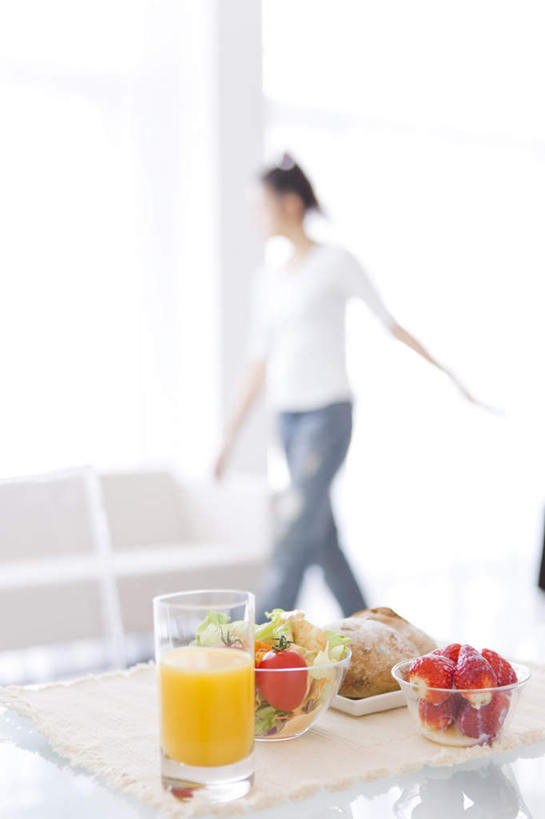 东方人,一个人,站,走,竖图,室内,白天,正面,餐桌,桌子,蔬菜,杯子,餐具,水果,叶子,亚洲,仅一个年轻女性,仅一个女性,仅一个人,朦胧,模糊,蔬菜沙拉,沙拉,橙汁,绿叶,黄种人,色拉,沙律,玻璃制品,水杯,碗,站着,嫩叶,有机食品,绿色食品,餐台,色拉酱,千岛酱,年轻女性,女人,女性,亚洲人,叶,叶片,玻璃杯,进餐用具,烹调用具,步行,散步,站立,走路,彩图,全身