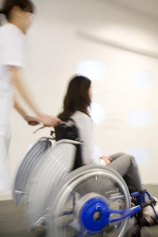 东方人,两个人,病人,护士,医院,站,走,竖图,室内,白天,侧面,亚洲,工具,墙,黄种人,墙壁,墙面,轮椅,复健,站着,康复,器械,医疗设备,白衣天使,医疗器械,医疗工具,医疗机构,辅助设备,年轻女性,女人,女性,亚洲人,患者,就医者,步行,散步,站立,走路,半身,彩图,病院,诊所