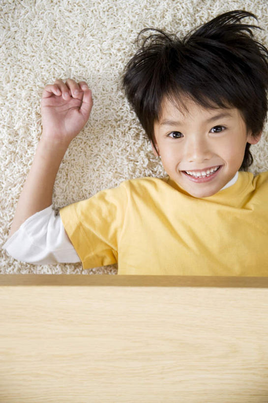 东方人,儿童,一个人,躺,笑,微笑,露齿笑,俯视,室内,白天,纯洁,地板,亚洲,仅一个男性,仅一个人,服装,地面,休闲装,黄种人,木地板,小孩,衣服,黄色,仅一个小孩,休闲,休闲服,可爱,竖,童年,童趣,服饰,童真,烂漫,无邪,天真,男孩,男人,男性,亚洲人,孩子,躺着,半身,彩图,高角度拍摄,男生