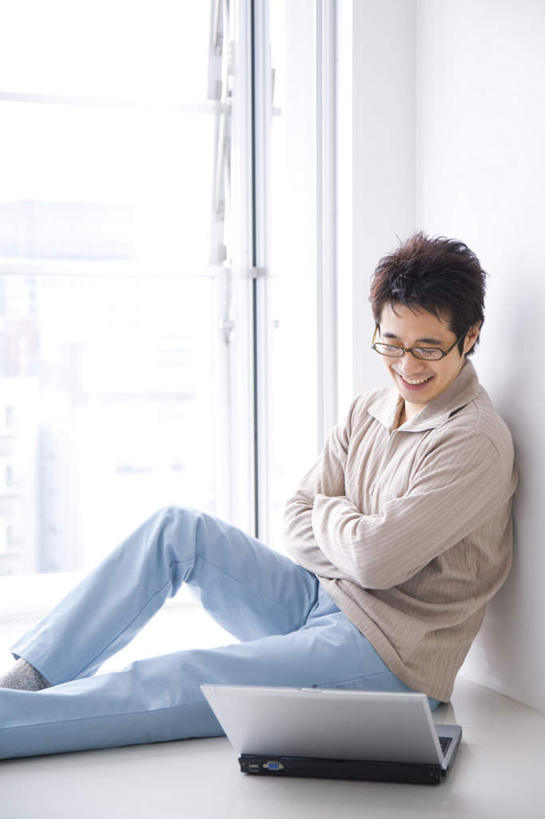 东方人,一个人,坐,笑,双手交叉,微笑,露齿笑,横图,室内,白天,正面,电脑,笔记本电脑,亚洲,仅一个男性,仅一个人,服装,网络,眼镜,墙,休闲装,黄种人,通讯设备,墙壁,墙面,仅一个年轻男性,衣服,休闲,休闲服,服饰,无线,双手抱胸,通信设备,无线网络,近视眼镜,无线上网,便携式电脑,手提电脑,男人,男性,年轻男性,亚洲人,坐着,半身,彩图