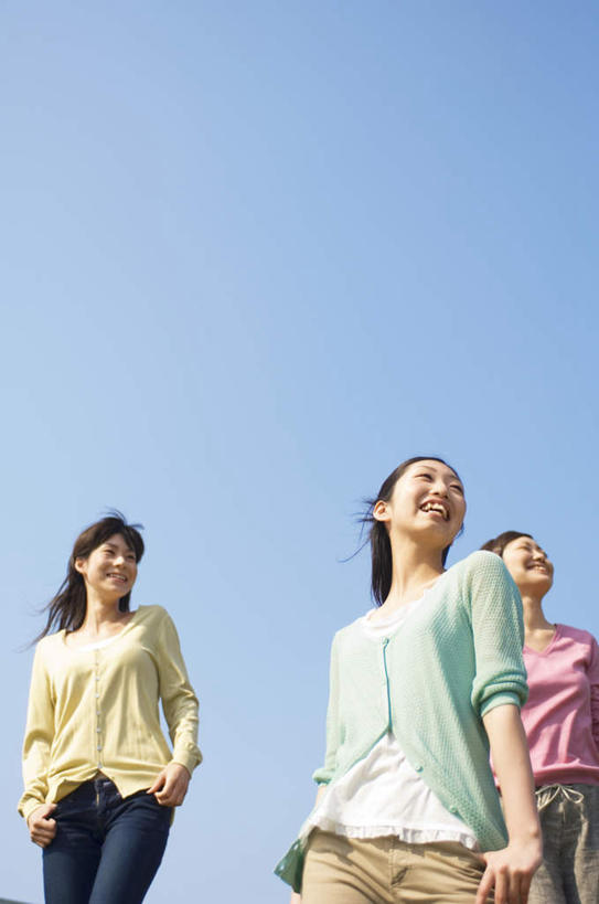东方人,三个人,伙伴,朋友,站,笑,微笑,露齿笑,横图,室外,白天,仰视,友谊,亚洲,服装,休闲装,黄种人,衣服,黄色,红色,蓝色,绿色,蓝天,天空,天,站着,休闲,休闲服,服饰,友情,年轻女性,女人,女性,亚洲人,抬头,仰头,站立,半身,彩图,低角度拍摄
