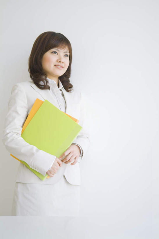 东方人,一个人,商务人士,商务女性,站,抱,横图,室内,白天,白色背景,正面,衬衫,亚洲,仅一个年轻女性,仅一个女性,仅一个人,套装,材料,档案,文件,墙,黄种人,墙壁,墙面,资料,站着,摄影,影棚,抱着,搂着,文档,商务装,工薪阶层,年轻女性,亚洲人,年轻人,白领,上班族,搂,搂抱,站立,半身,彩图,影棚拍摄,衬衣,拍摄