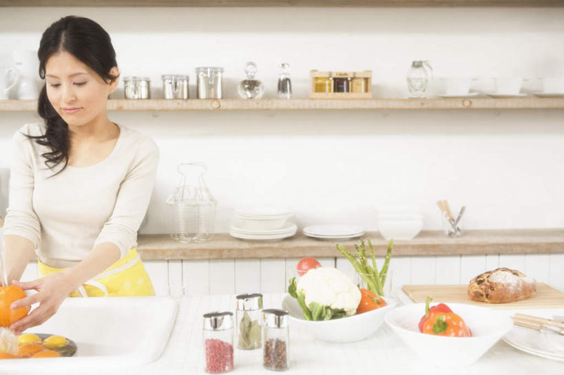 东方人,一个人,站,横图,室内,白天,正面,厨房,辣椒,芦笋,蔬菜,餐具,亚洲,仅一个年轻女性,仅一个女性,仅一个人,新鲜,食品,黄种人,干净,玻璃制品,食物,玻璃瓶,瓶子,碗,站着,有机食品,绿色食品,辣角,红海椒,大椒,辣虎,广椒,洁净,年轻女性,女人,女性,亚洲人,进餐用具,烹调用具,猪尾巴,药鸡豆子,石刁柏,蚂蚁杆,龙须菜,狼尾巴根,辣子,红辣椒,海椒,番椒,清洗,站立,半身,彩图,灶间