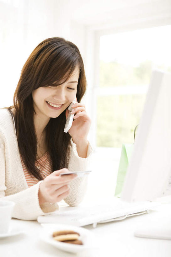 东方人,一个人,坐,打电话,竖图,室内,白天,侧面,显示器,桌子,电话,手机,亚洲,仅一个年轻女性,仅一个女性,仅一个人,服装,材料,档案,屏幕,文件,办公桌,拿,拿着,休闲装,黄种人,通讯设备,显示屏,衣服,资料,休闲,休闲服,服饰,文档,输出设备,交流,年轻女性,女人,女性,亚洲人,沟通,通话,坐着,半身,彩图