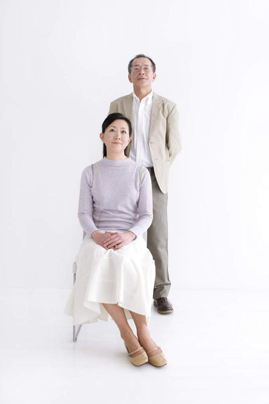 东方人,两个人,夫妻,坐,笑,微笑,竖图,室内,白天,白色背景,正面,爱情,亚洲,浪漫,黄种人,恩爱,恋人,摄影,影棚,男人,男性,女人,女性,中年男性,中年女性,亚洲人,夫妇,情侣,坐着,彩图,全身,影棚拍摄,拍摄,伴侣