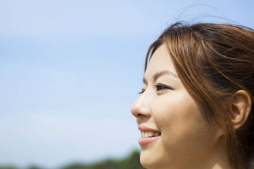 东方人,一个人,站,笑,微笑,露齿笑,横图,室外,白天,侧面,植物,亚洲,仅一个年轻女性,仅一个女性,仅一个人,阴影,朦胧,模糊,光线,影子,云,云朵,云彩,黄种人,树,树木,蓝色,绿色,白云,蓝天,天空,阳光,自然,天,站着,生长,晴朗,成长,年轻女性,女人,女性,亚洲人,晴空,站立,半身,彩图