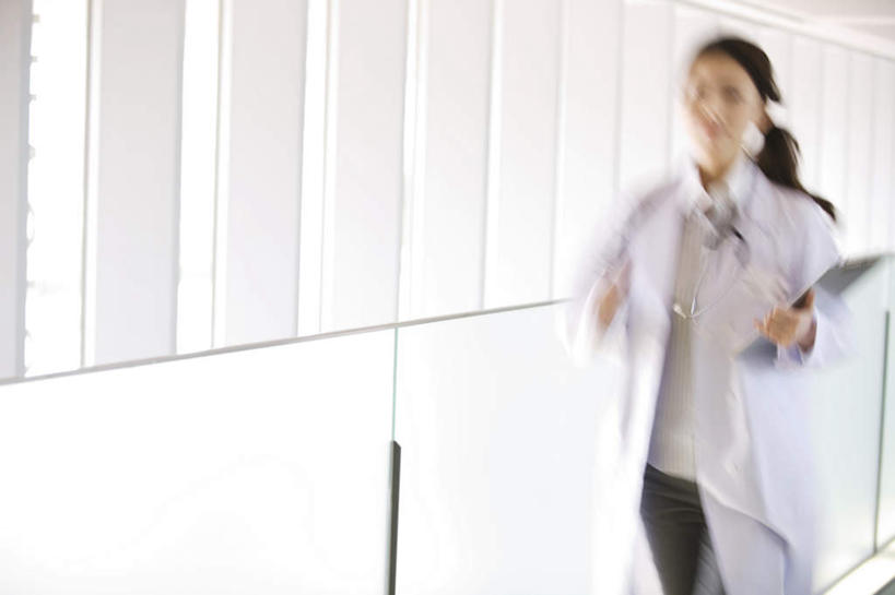 东方人,一个人,医生,医院,站,横图,室内,白天,正面,亚洲,仅一个年轻女性,仅一个女性,仅一个人,材料,档案,文件,走道,走廊,过道,拿,拿着,黄种人,资料,站着,医护人员,医疗人员,白大褂,文档,医疗机构,年轻女性,女人,女性,亚洲人,大夫,站立,半身,彩图,病院,诊所