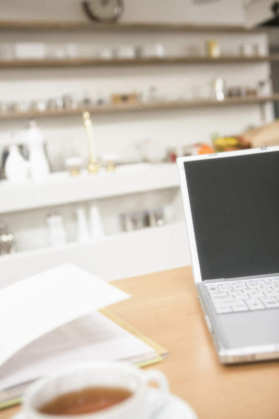 无人,横图,室内,特写,白天,正面,电脑,笔记本电脑,桌子,静物,杯子,网络,材料,瓷器,档案,文件,办公桌,咖啡杯,陶瓷制品,通讯设备,资料,无线,文档,瓷杯,通信设备,无线网络,无线上网,便携式电脑,手提电脑,彩图