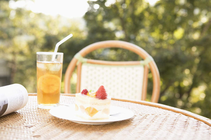 点心,无人,横图,室外,特写,白天,正面,下午茶,植物,餐桌,桌子,静物,杯子,餐具,一块,碟子,盘,橙汁,食品,玻璃制品,树,树木,食物,糕点,绿色,自然,盘子,水杯,碟,生长,成长,餐台,玻璃杯,彩图,蛋糕