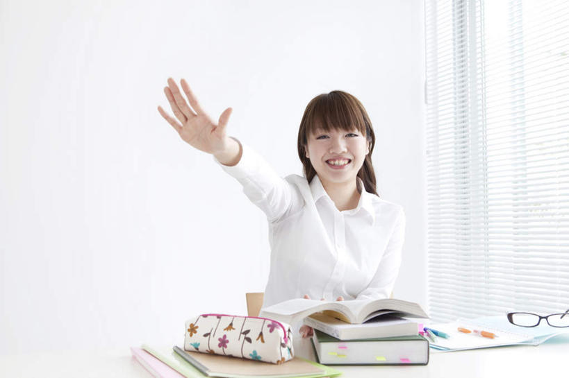 东方人,一个人,站,举,笑,微笑,露齿笑,横图,室内,白天,正面,窗帘,桌子,书籍,亚洲,仅一个年轻女性,仅一个女性,仅一个人,办公桌,黄种人,托,站着,年轻女性,女人,女性,亚洲人,书,图书,举起,举手,举着,向上举,向上伸,向上托,站立,半身,彩图