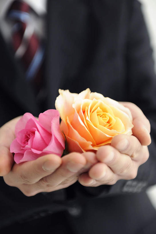 东方人,一个人,商务人士,商务男性,办公室,站,捧,竖图,室内,白天,正面,衬衫,爱情,幸福,纯洁,热情,玫瑰,亚洲,仅一个男性,仅一个人,握,套装,朦胧,模糊,盛开,玫瑰花,领带,浪漫,拿,花蕾,拿着,黄种人,花,花瓣,花朵,鲜花,仅一个年轻男性,两朵,粉色,花苞,花蕊,站着,温暖,温馨,橙色,恩爱,握着,和睦,商务装,感动,工薪阶层,尊敬,天真,刺玫花,徘徊花,年轻男性,亚洲人,年轻人,白领,上班族,端,端着,捧着,手捧,站立,半身,彩图,衬衣,融洽
