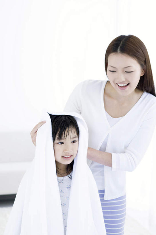 东方人,儿童,两个人,家庭,母亲,女儿,站,笑,微笑,露齿笑,竖图,室内,白天,白色背景,正面,纯洁,亚洲,擦,墙,黄种人,墙壁,墙面,小孩,毛巾,站着,温暖,温馨,母女,一家人,可爱,母爱,童年,童趣,摄影,影棚,和睦,童真,烂漫,无邪,天真,年轻女性,女孩,女人,女性,亚洲人,孩子,年轻人,站立,半身,彩图,影棚拍摄,拍摄,融洽,女生